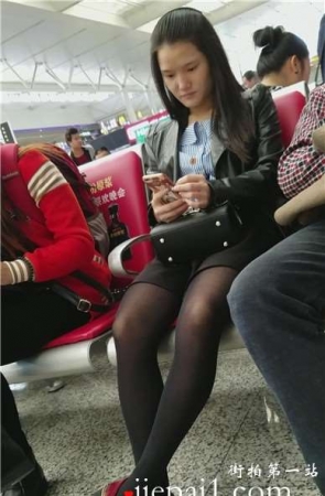 4k-高铁站候车室拍摄长腿高跟美腿美眉