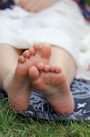 No737 女生的雪白嫩足，看到你心里发痒