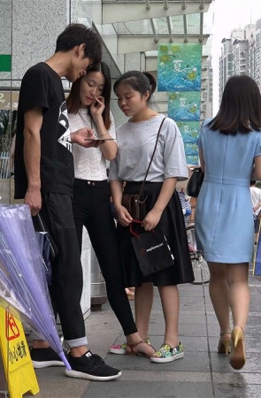 商场门口躲小雨的美女