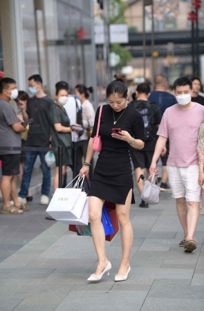 逛街购物的小富婆