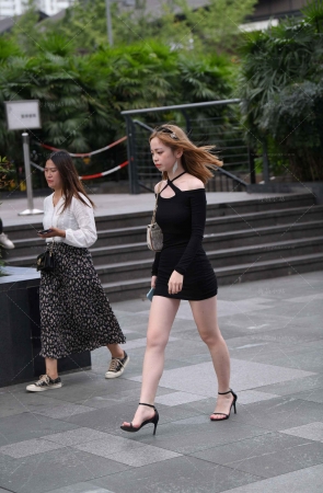 街拍白皙的超短包臀裙美眉