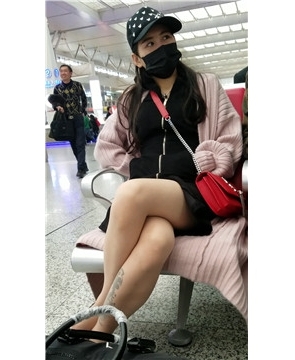 4k-高铁站候车室遇见黑色口罩长腿美女姐姐。