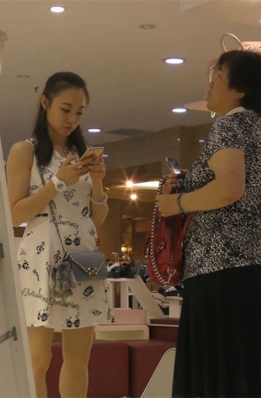 认真试鞋子的高跟美脚女孩