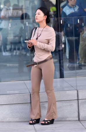 白皙米色紧身裤美女