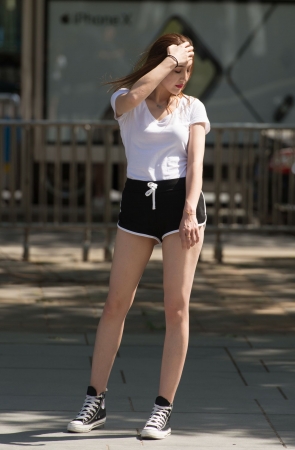 白T恤短裤美女