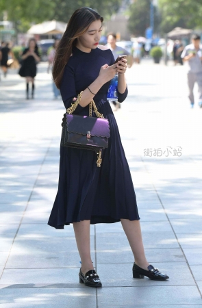 搭讪街拍开朗的小姐姐