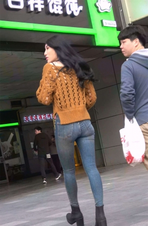 极度紧绷的牛仔裤性感美女