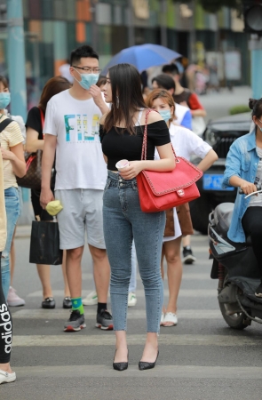 丰满牛仔裤美眉