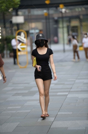 街拍黑色热裤苗条美眉