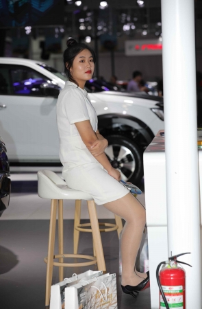 车展前台礼仪肉 丝二郎腿想街拍挑鞋歇歇