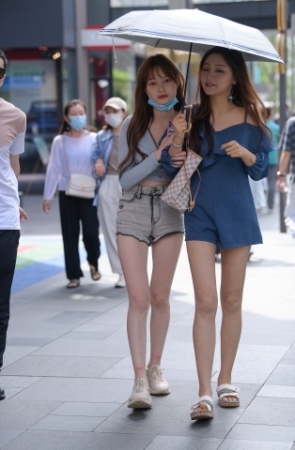 白皙是热裤美腿美女