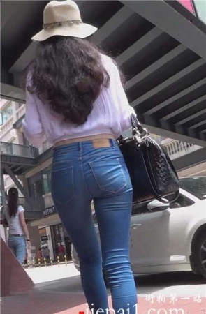 街拍靓丽紧身蓝牛美女小姐姐，天使的脸蛋 [1.03 GB]