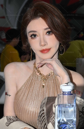 小喵大宝89√丝袜给美足怼穿了哈哈哈哈