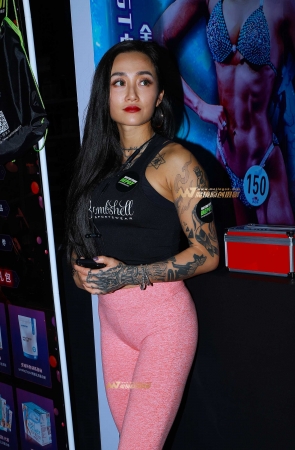 B63、很酷的纹身小姐姐