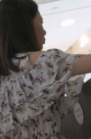 购买衣服的肉丝美丽少妇