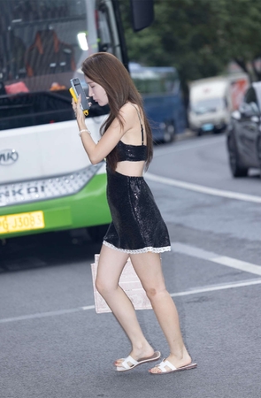 白皙香奈儿美少妇