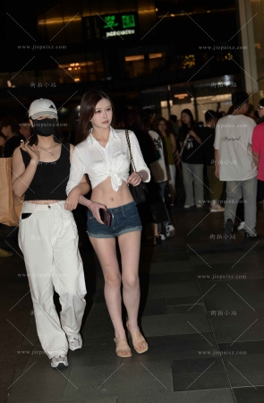 夜拍热裤小蛮腰长腿白衬衫美眉 [20P]