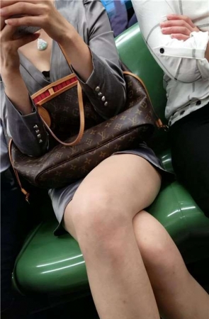 4K – 地铁上的美腿MM [1.35 GB/MP4]