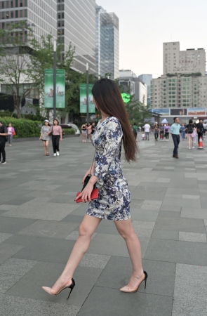 紧身包屯裙高跟美女