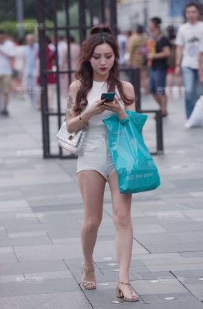 热裤美女