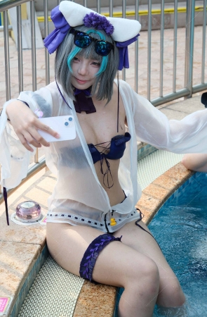 紫色比基尼小妹