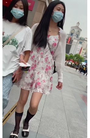 花裙美女