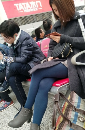 高铁站拍摄蓝色打底丝袜裤短发少妇极品长腿