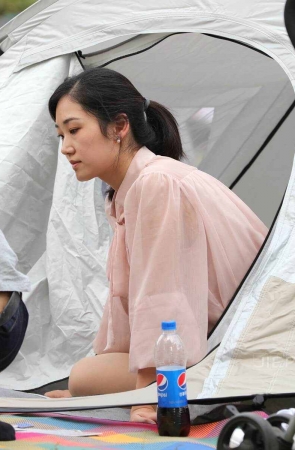 粉色衣服美女妈妈