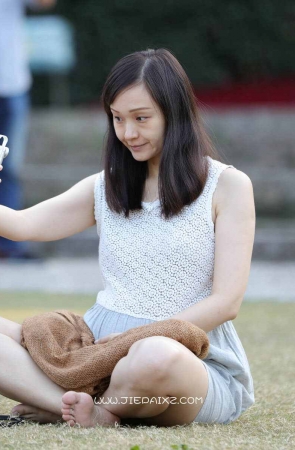 爱自拍的少妇，起身后老公贴心的帮擦脚穿鞋。