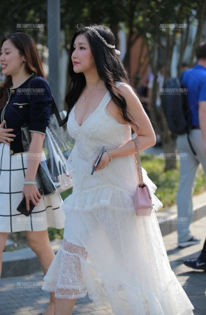 白色蕾丝婚纱裙**