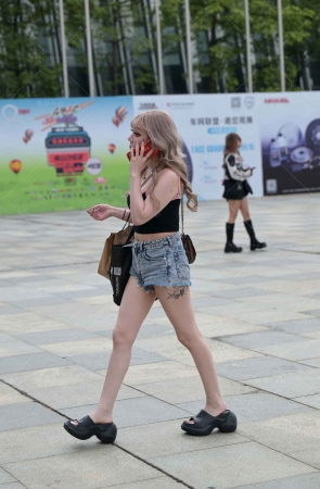 奶白肌肤热裤小姐姐