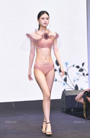 23419-19=37√坦白说：我喜欢她 18P