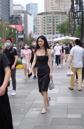 黑色吊带连体包臀长裙美女