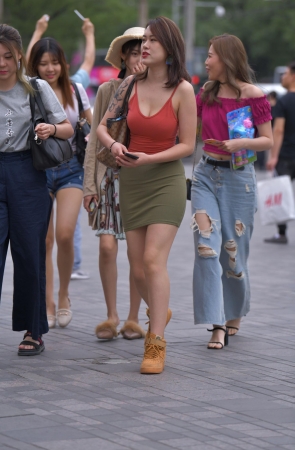 吊带包臀裙美女