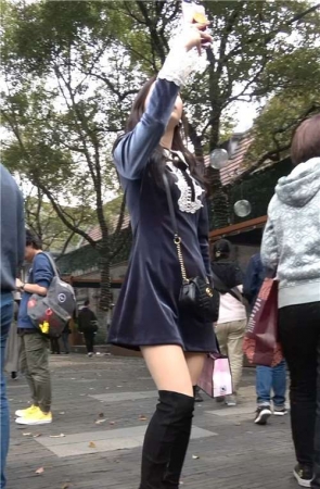 4K – 深色连衣裙街拍美腿姑娘一直在自拍 [1.75 GB/MP4]