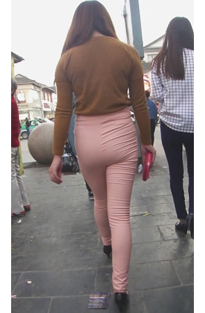 肉肉的高腰粉裤紧身美女