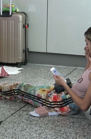 漂亮妹席地而坐