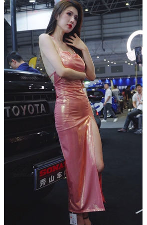 吊带长腿车模美女