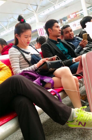 高铁站拍摄肉色丝袜包臀裙漂亮美女