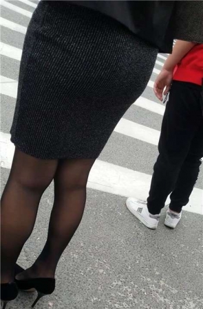 4K – 街拍翘臀黑色高跟丝袜美腿 [735 MB]