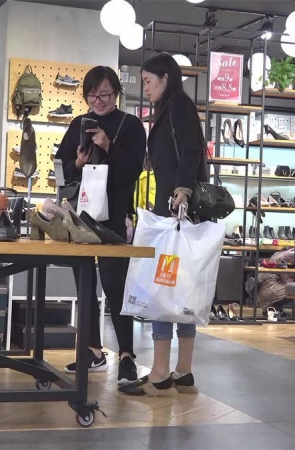 脚上缠着绷带就来买新鞋的美女，让人肃然起敬