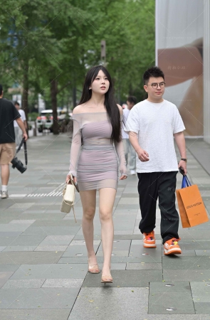 街拍包臀短裙凉高美zu小姐姐