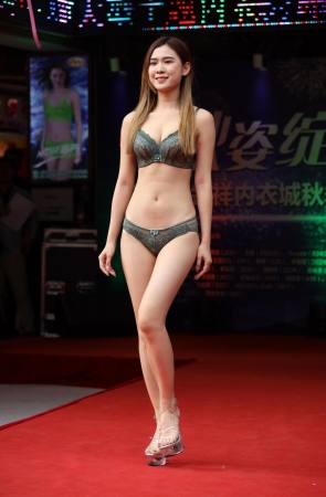 绿色内衣走秀模特