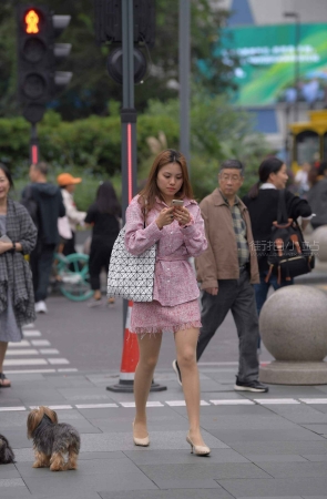 街拍米色高跟鞋妹子