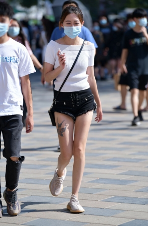 牛仔热裤小美女