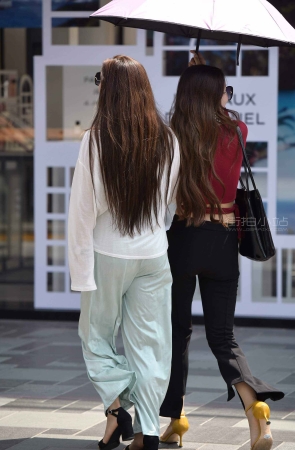 带着墨镜的俩姐妹