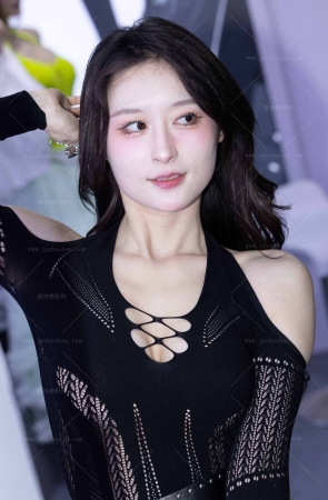 LB839-105P上海袜交会-网红车模桐桐子的美胸玉足 11P