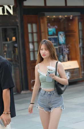 这女人给我感觉有点喜欢