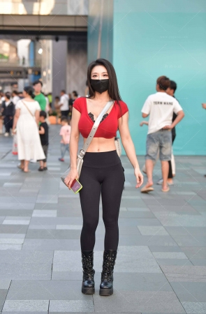 搭讪街拍红衣紧身裤蜜臀小姐姐