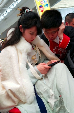 高铁站候车的古装漂亮长发美女